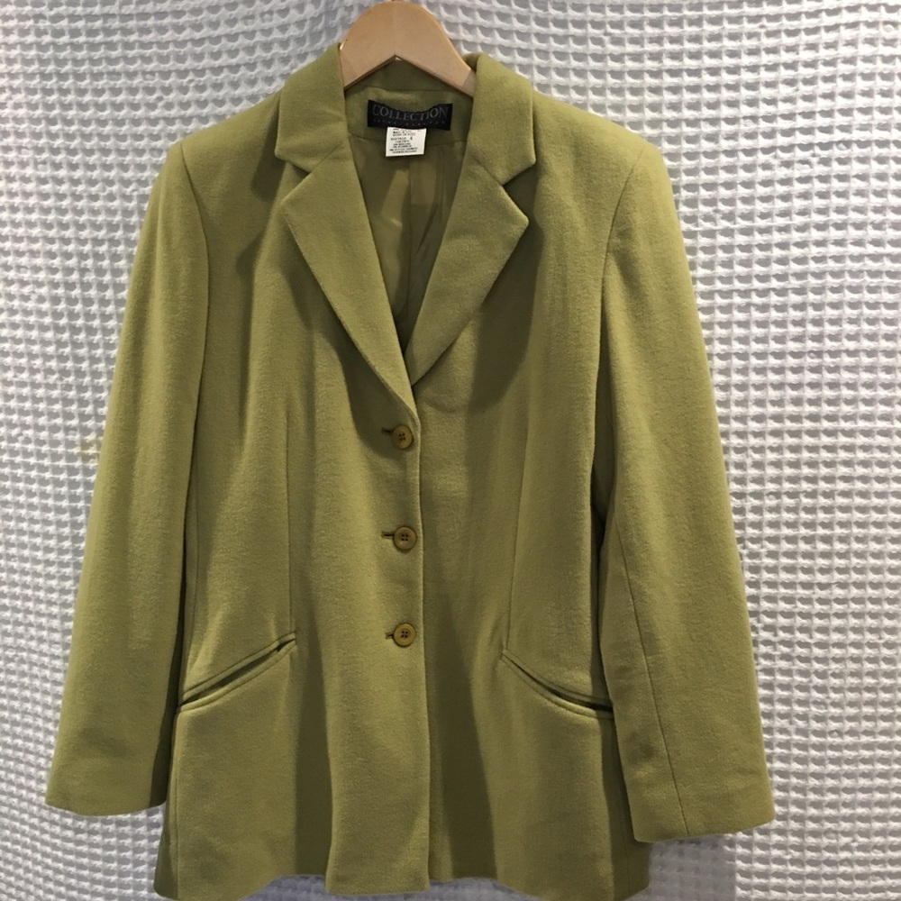 Harve Benard wool blend hip length blazer. Size 6.